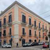 Cambiamo adesso zona per dirigerci nel vicino quartiere Murat, precisamente in via Andrea da Bari ad angolo con via Piccinni. Qui si trova una tabaccheria sorta nei locali che fino a poco tempo fa ospitavano il negozio di calze �Diva�...